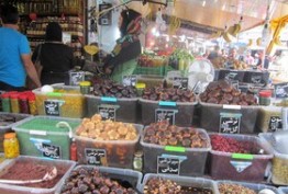 دستفروشان در کاشمر سلامت غذایی را به خطر انداختهاند دستفروشان در کاشمر سلامت غذایی را به خطر انداختهاند